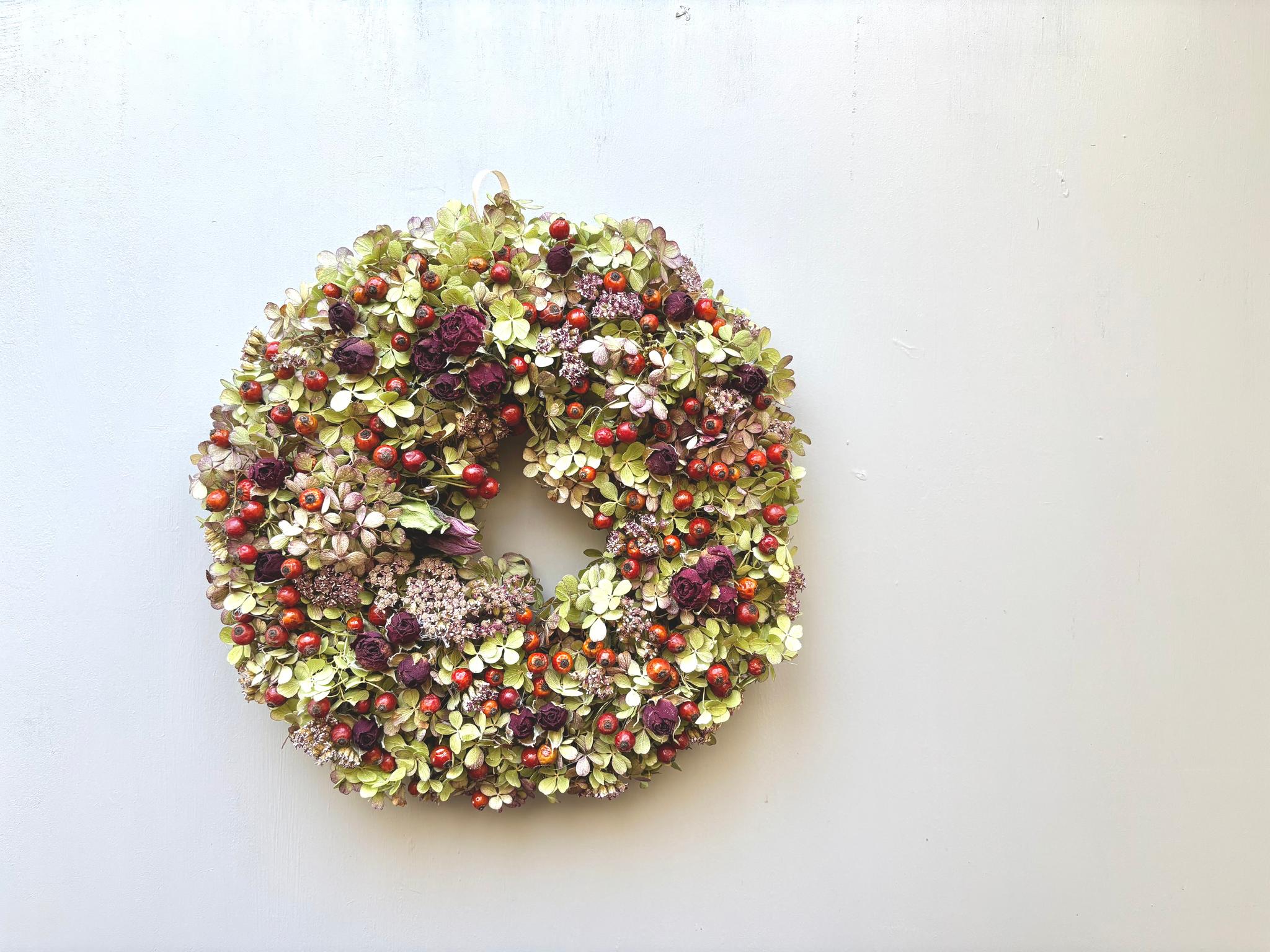 ミニ薔薇とローズヒップのドライフラワーリース