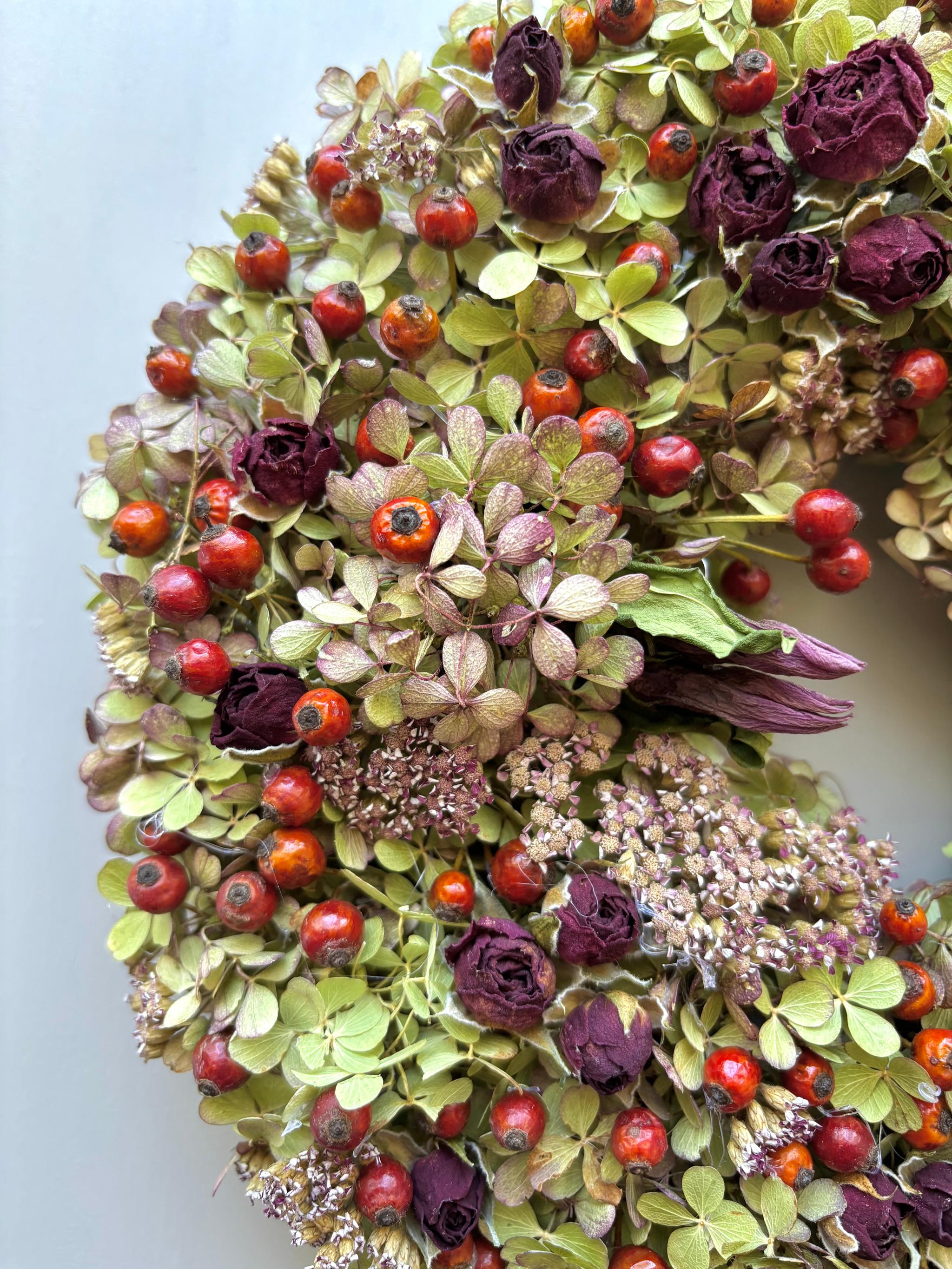 ミニ薔薇とローズヒップのドライフラワーリース | 2枚目