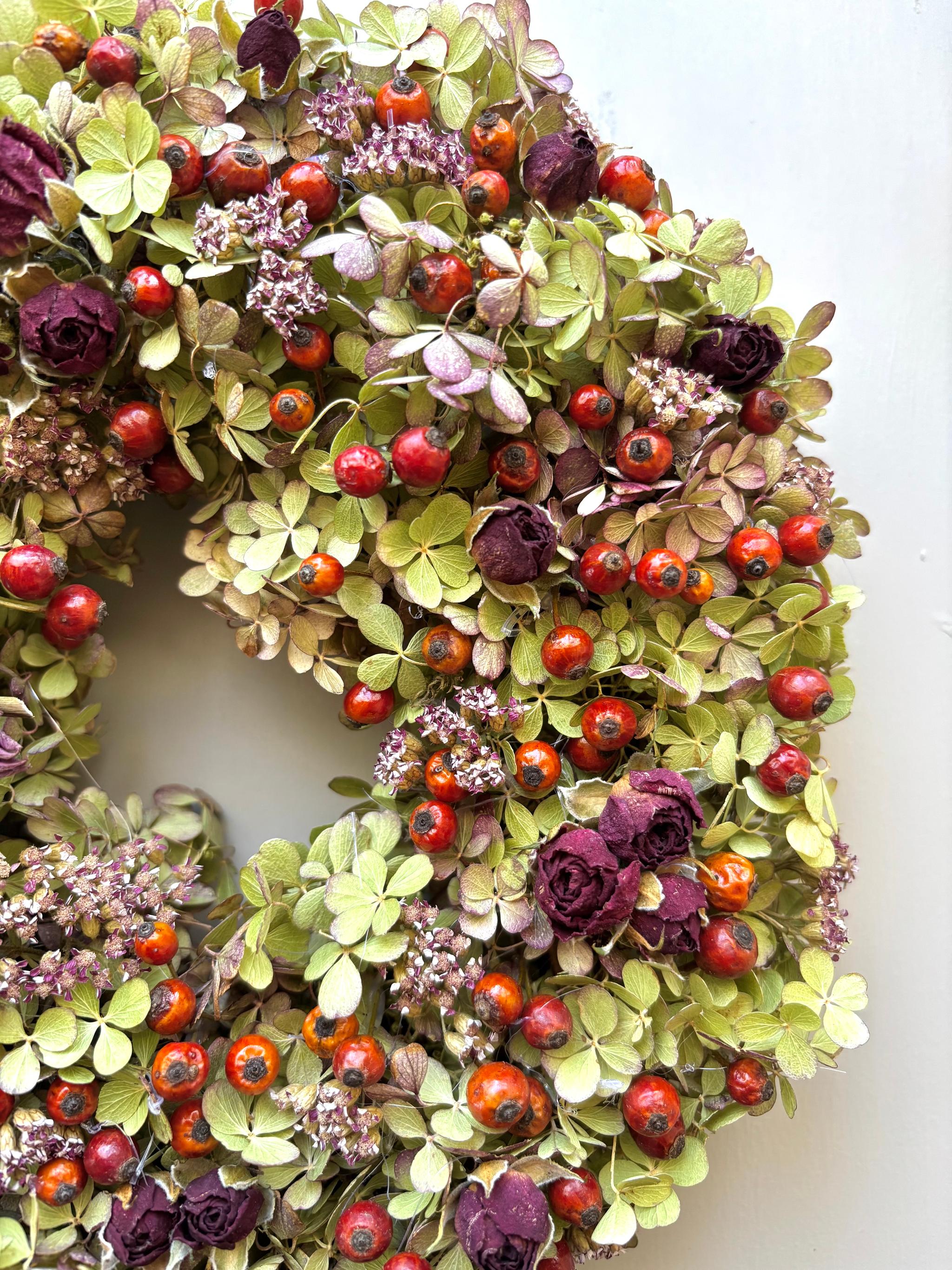 ミニ薔薇とローズヒップのドライフラワーリース | 3枚目